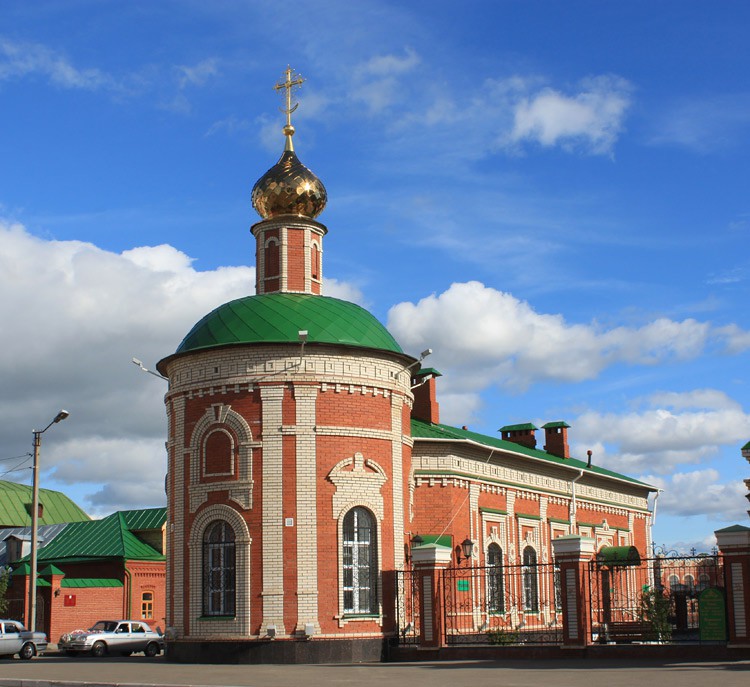 Собор Воскресения Христова (новый), Йошкар-Ола (Йошкар-Ола, город, Республика Марий Эл). дополнительная информация, Часовня (левая). Вид с ул. Карла Маркса