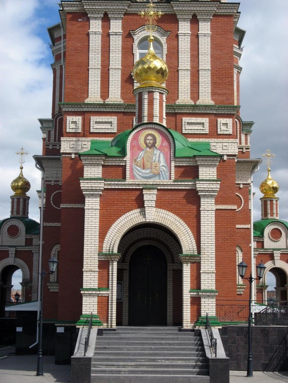 Йошкар-Ола. Собор Воскресения Христова (новый). архитектурные детали, Западный фасад храма с главными вратами 