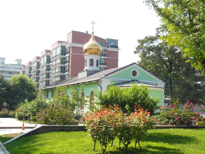 Пекин. Церковь Успения Пресвятой Богородицы. общий вид в ландшафте