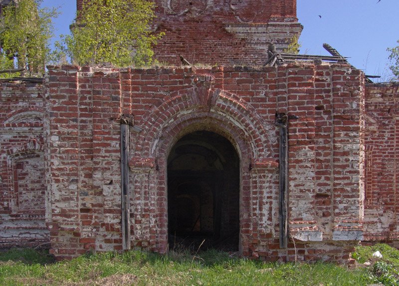 Церковь Михаила Архангела, Гробищево (Комсомольский район, Ивановская область). архитектурные детали, Вход в притвор