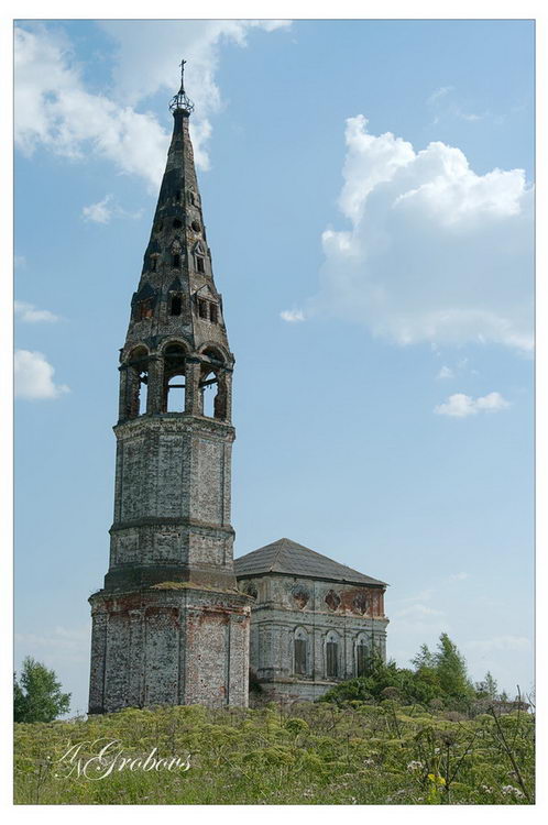 Гробищево. Церковь Михаила Архангела. общий вид в ландшафте, вид с дороги на храм с колокольней