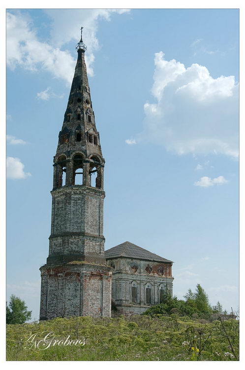 Церковь Михаила Архангела, Гробищево (Комсомольский район, Ивановская область). общий вид в ландшафте, вид с дороги на храм с колокольней