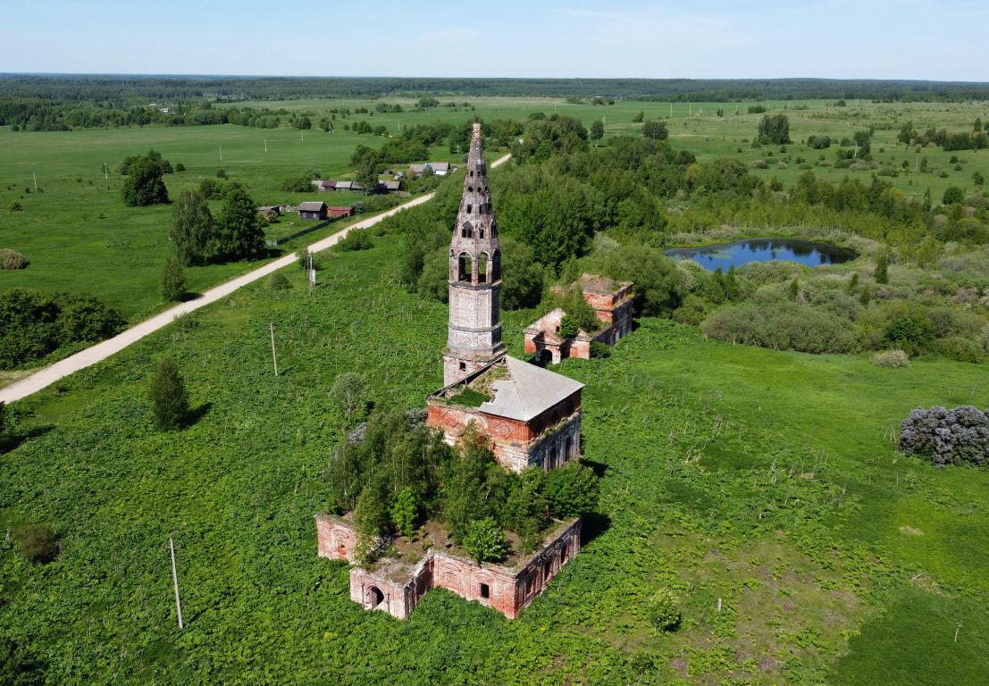 Гробищево. Церковь Михаила Архангела. общий вид в ландшафте
