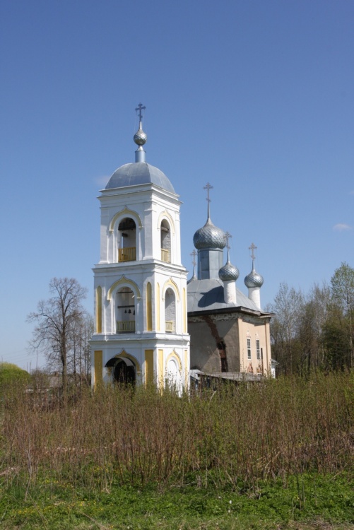 Верещагино (Неверюево). Церковь Троицы Живоначальной. общий вид в ландшафте