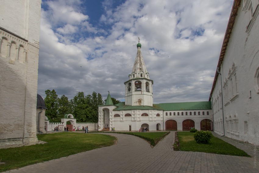 Суздаль. Церковь Благовещения Пресвятой Богородицы на архиерейском дворе. общий вид в ландшафте