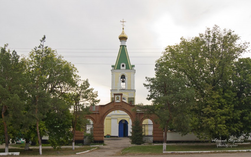 Петропавловка. Церковь Петра и Павла. общий вид в ландшафте