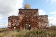 Церковь Покрова Пресвятой Богородицы, Левее входа видна разрушенная винтовая лестница.<br>, Ясная Поляна, Пошехонский район, Ярославская область