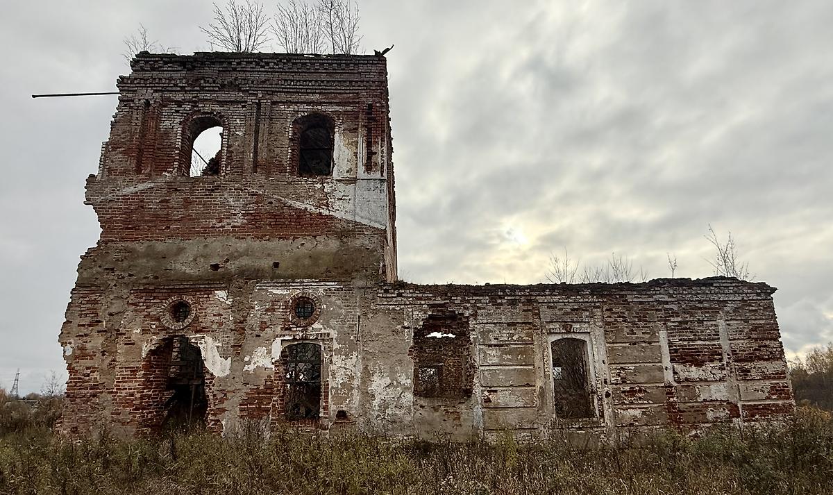 Вид с севера, фасады. Церковь Покрова Пресвятой Богородицы, Ясная Поляна (Пошехонский район, Ярославская область)