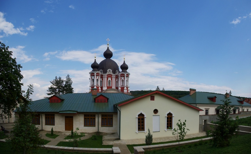 Рождества Пресвятой Богородицы Курковский мужской монастырь, Курки (Оргеевский район, Молдова). фасады