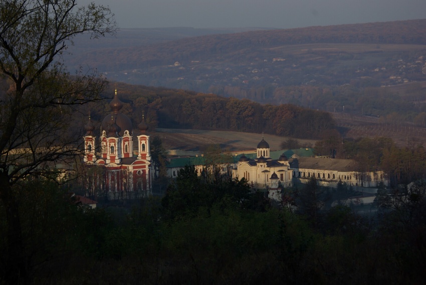 Рождества Пресвятой Богородицы Курковский мужской монастырь, Курки (Оргеевский район, Молдова). общий вид в ландшафте, Вид на монастырь
