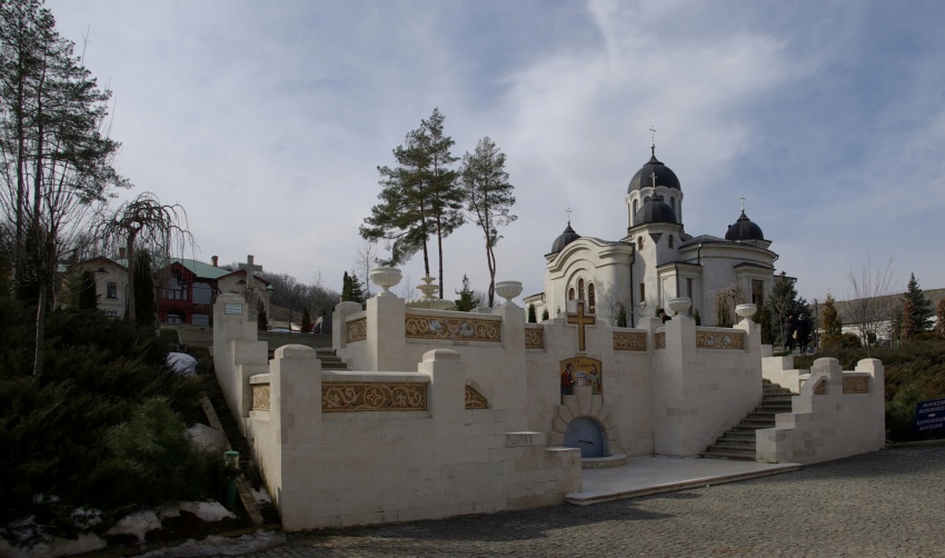 Рождества Пресвятой Богородицы Курковский мужской монастырь, Курки (Оргеевский район, Молдова). фасады