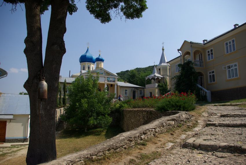 Успенский женский монастырь, Каларашовка (Окницкий район, Молдова). общий вид в ландшафте