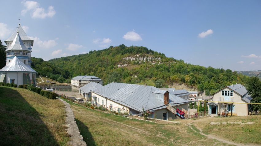 Успенский женский монастырь, Каларашовка (Окницкий район, Молдова). общий вид в ландшафте