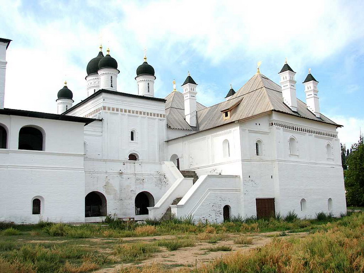 Астрахань. Кремль. Троицкий монастырь. Церковь Введения во храм Пресвятой Богородицы и церковь Сретения Господня. архитектурные детали, Вид от Кремлёвской стены