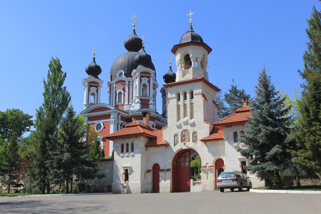 Рождества Пресвятой Богородицы Курковский мужской монастырь, Курки (Оргеевский район, Молдова). фасады