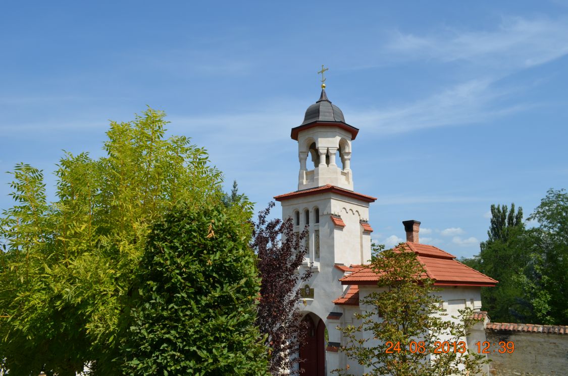 Рождества Пресвятой Богородицы Курковский мужской монастырь, Курки (Оргеевский район, Молдова). фасады