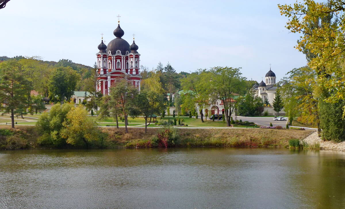 Рождества Пресвятой Богородицы Курковский мужской монастырь, Курки (Оргеевский район, Молдова). общий вид в ландшафте