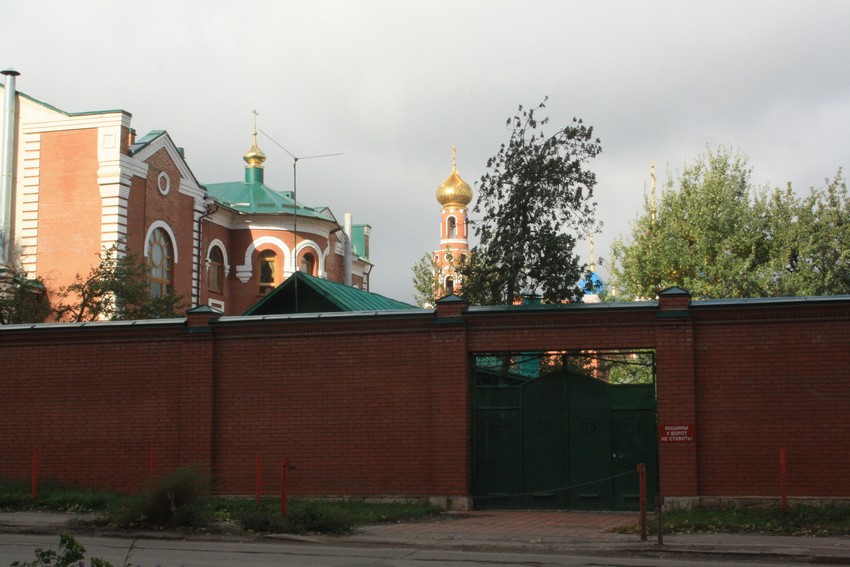 Воскресенский мужской монастырь, Самара (Самара, город, Самарская область). дополнительная информация, Вид служебных ворот, игуменского корпуса и купол Воскресенского собора из-за стены монастыря