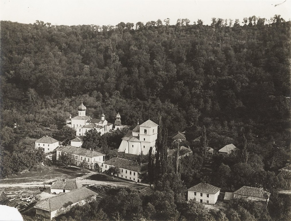 Успенский женский монастырь, Каларашовка (Окницкий район, Молдова). архивная фотография, Фото с сайта: http://fototecaortodoxiei.ro/631-manastirea-calareseuca-jud-soroca-situata-pe-malul-nistrului