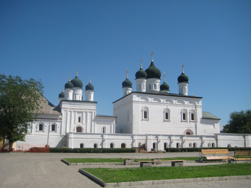 Кремль. Троицкий монастырь. Церковь Введения во храм Пресвятой Богородицы и церковь Сретения Господня, Астрахань (Астрахань, город, Астраханская область). фасады
