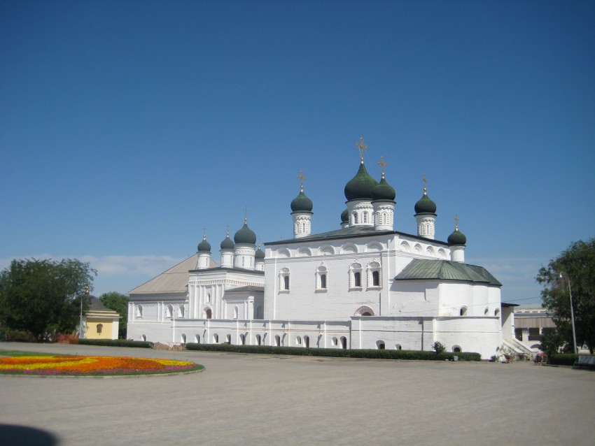Кремль. Троицкий монастырь. Церковь Введения во храм Пресвятой Богородицы и церковь Сретения Господня, Астрахань (Астрахань, город, Астраханская область). фасады