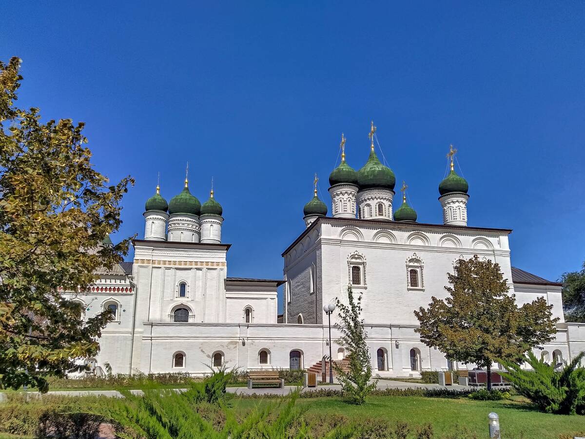 Кремль. Троицкий монастырь. Церковь Введения во храм Пресвятой Богородицы и церковь Сретения Господня, Астрахань (Астрахань, город, Астраханская область). фасады