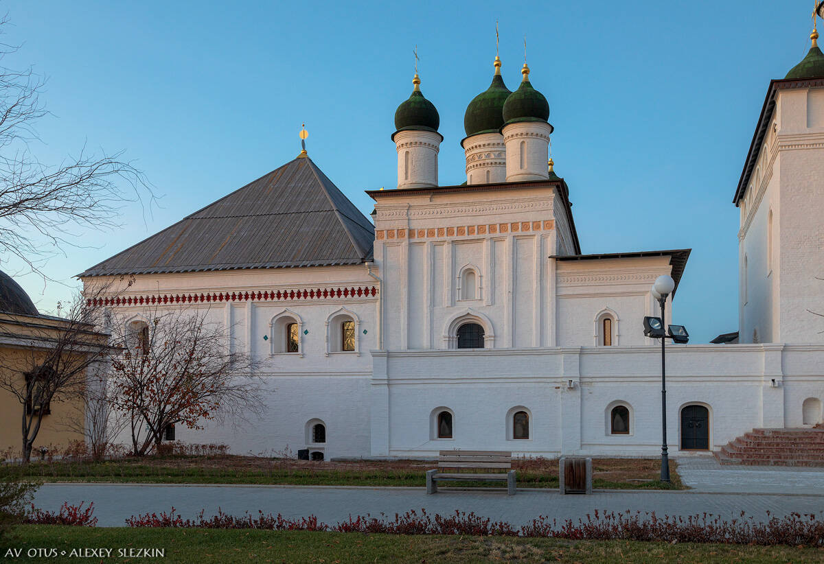 Кремль. Троицкий монастырь. Церковь Введения во храм Пресвятой Богородицы и церковь Сретения Господня, Астрахань (Астрахань, город, Астраханская область). фасады