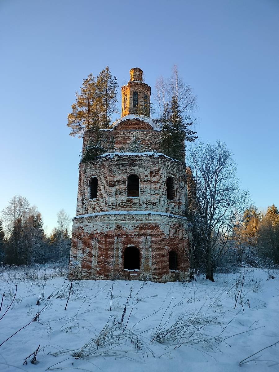 общий вид в ландшафте. Церковь Богоявления Господня, Павловское (Великоустюгский район, Вологодская область)