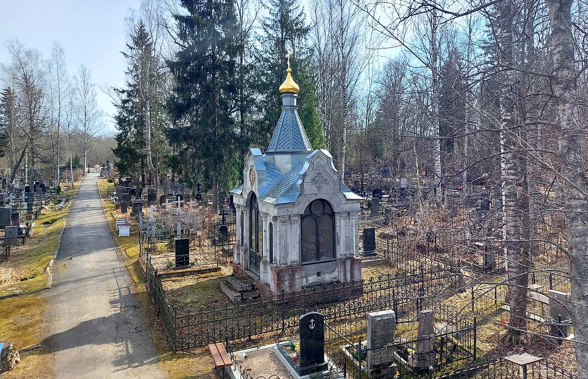 общий вид в ландшафте. Часовня Всех Святых на Павловском кладбище, Павловск (Санкт-Петербург, Пушкинский район, г. Санкт-Петербург)