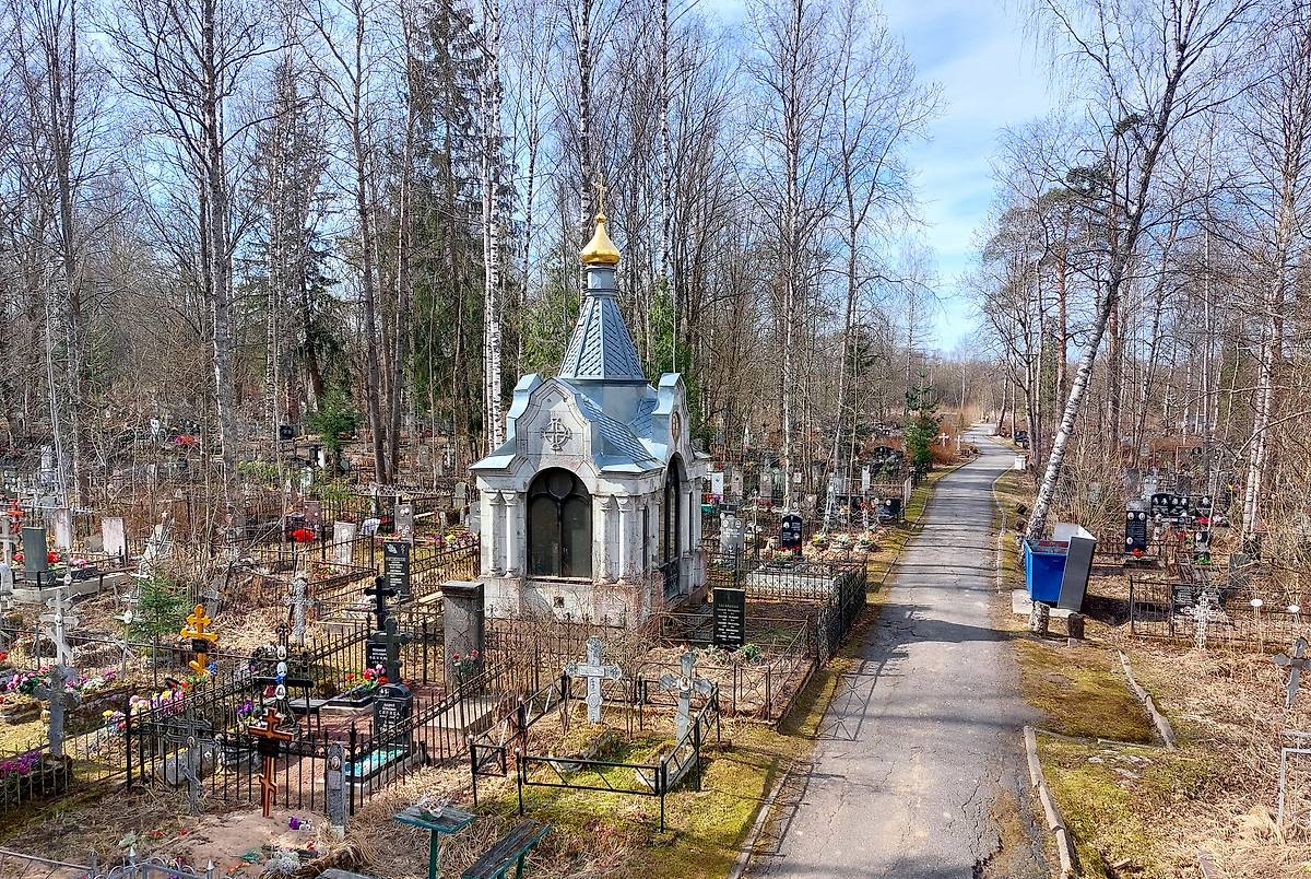 общий вид в ландшафте. Часовня Всех Святых на Павловском кладбище, Павловск (Санкт-Петербург, Пушкинский район, г. Санкт-Петербург)