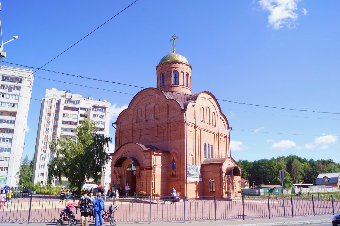 Брянск. Церковь Георгия Победоносца на Новостройке. общий вид в ландшафте