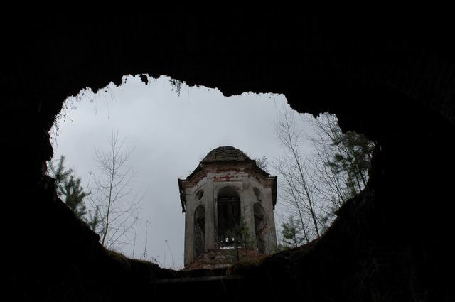 Космодамиановский погост (Андреевское). Церковь Троицы Живоначальной. архитектурные детали, Вид на колокольню изнутри через провалившуюся крышу