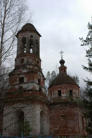 Космодамиановский погост (Андреевское). Церковь Троицы Живоначальной. фасады, Вид с погоста