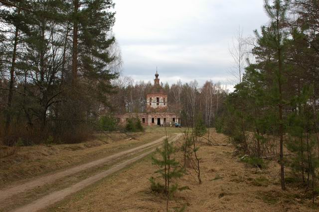 Космодамиановский погост (Андреевское). Церковь Троицы Живоначальной. общий вид в ландшафте, Вид с дороги