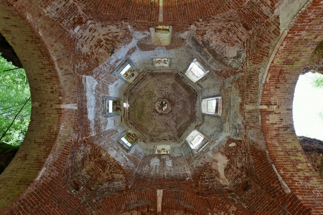 Церковь Троицы Живоначальной, Космодамиановский погост (Андреевское) (Рамешковский район, Тверская область). интерьер и убранство, Подкупольное пространство основного объема