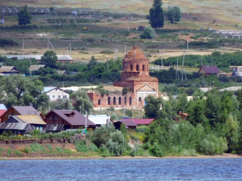 Церковь Илии Пророка, Котловка (Елабужский район, Республика Татарстан). общий вид в ландшафте, Вид на церковь с Камы