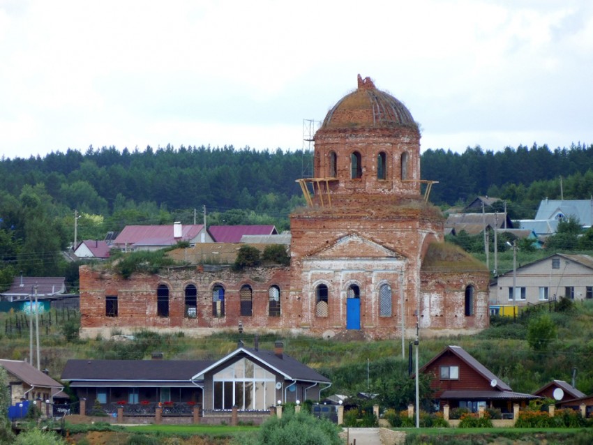 Котловка. Церковь Илии Пророка. фасады, Вид на церковь с Камы