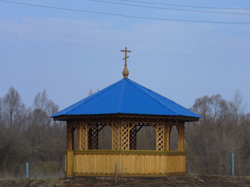 Церковь Казанской иконы Божией Матери, Новая Анзирка (Елабужский район, Республика Татарстан). дополнительная информация, Сень рядом с церковью.