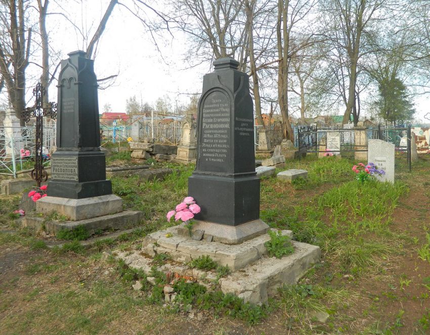 Церковь Ксении преподобной, Мамадыш (Мамадышский район, Республика Татарстан). дополнительная информация, Надгробия строителя храма куп. Г. С. Распопова и его жены Ксении.