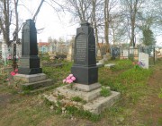 Церковь Ксении преподобной, Надгробия строителя храма куп. Г. С. Распопова и его жены Ксении.<br>, Мамадыш, Мамадышский район, Республика Татарстан
