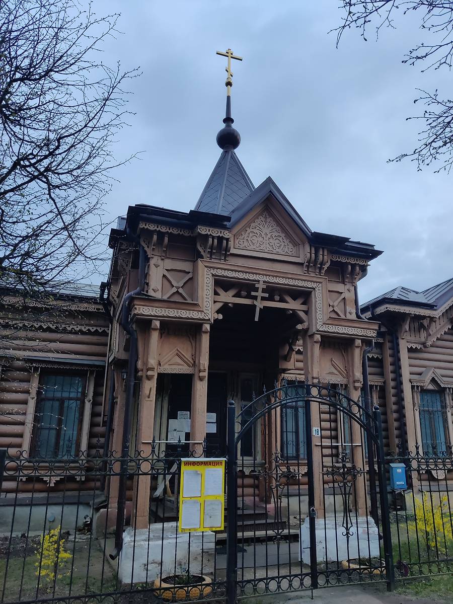 Центральный вход, архитектурные детали. Домовая церковь Асинкрита апостола от 70-ти в бывшем доме Павлова, Южа (Южский район, Ивановская область)