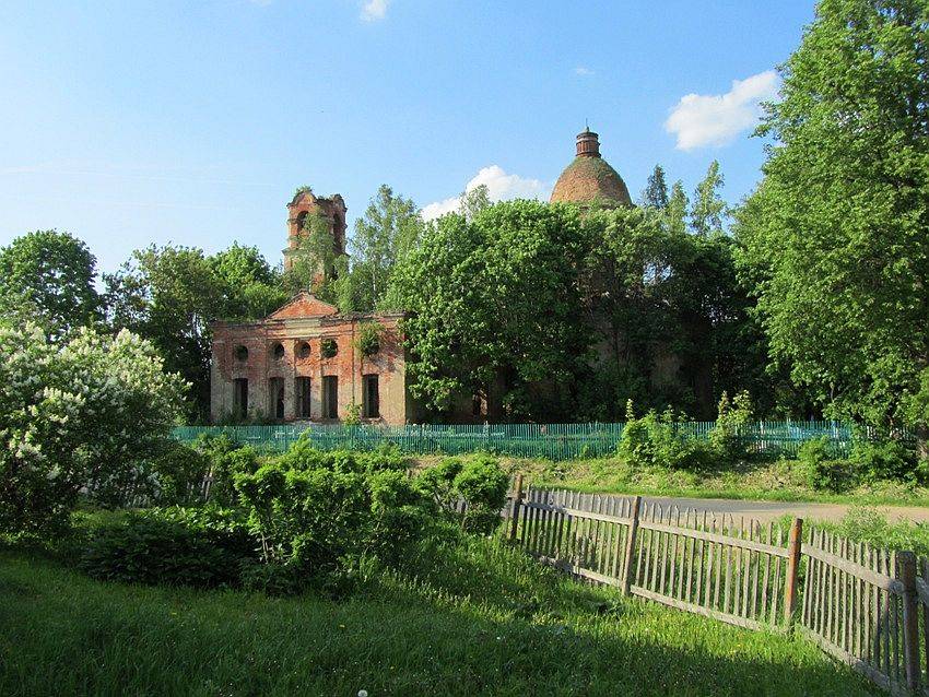 Церковь Михаила Архангела, Кикино (Тёмкинский район, Смоленская область). общий вид в ландшафте, вид с юга