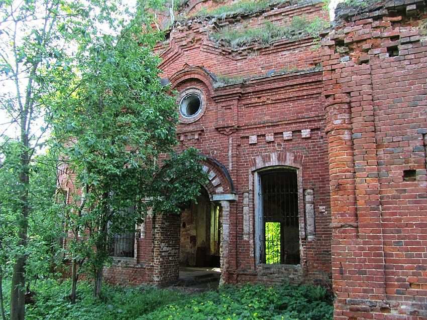 Дерново. Церковь Покрова Пресвятой Богородицы. архитектурные детали, северо-западный вход в основной объем