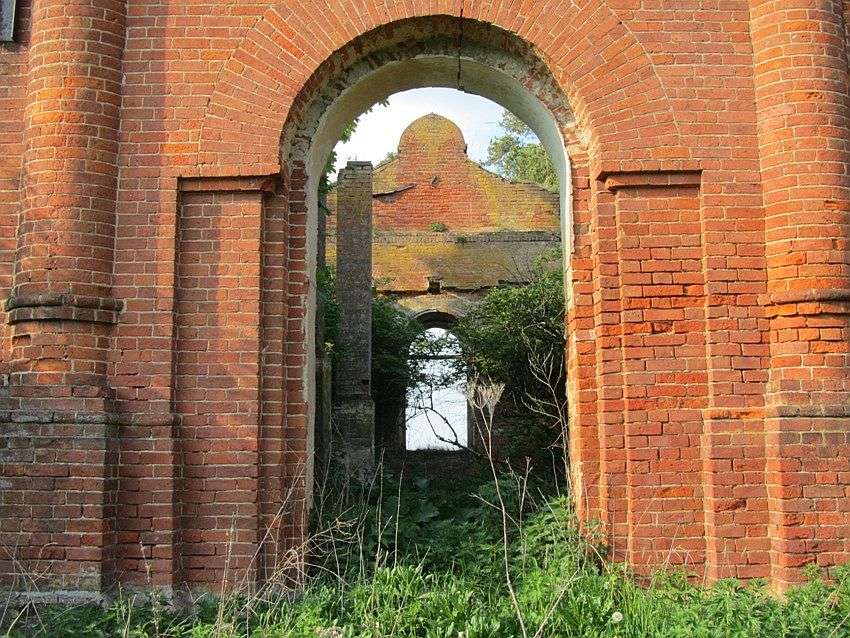 Церковь Троицы Живоначальной, Горки (Вяземский район, Смоленская область). архитектурные детали, трапезная, южный вход