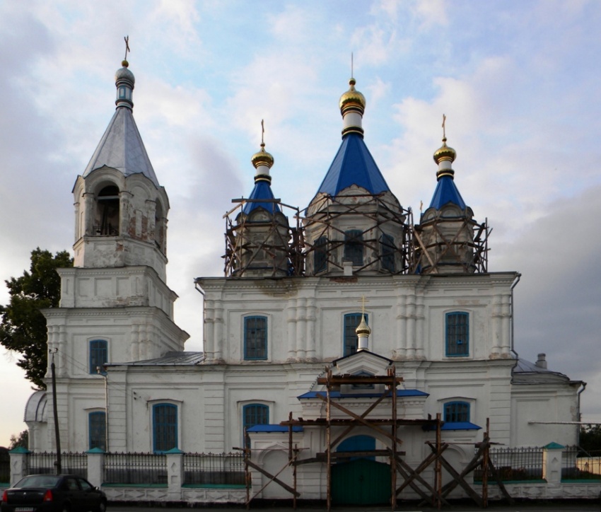 Церковь Преображения Господня, Замостье (Суджанский район, Курская область). фасады, Пятиглавая церковь XIX века в псевдорусском стиле, с шатровыми 4-х ярусными колокольнями.