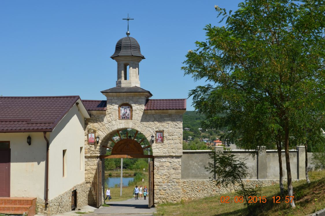 Кондрица. Никольский мужской монастырь. фасады, Вход в монастырь