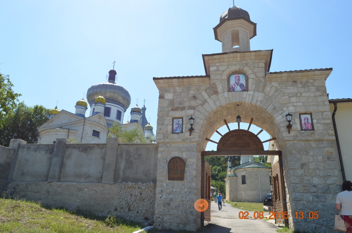 Никольский мужской монастырь, Кондрица (Кишинёв, Молдова). фасады, Вход в монастырь