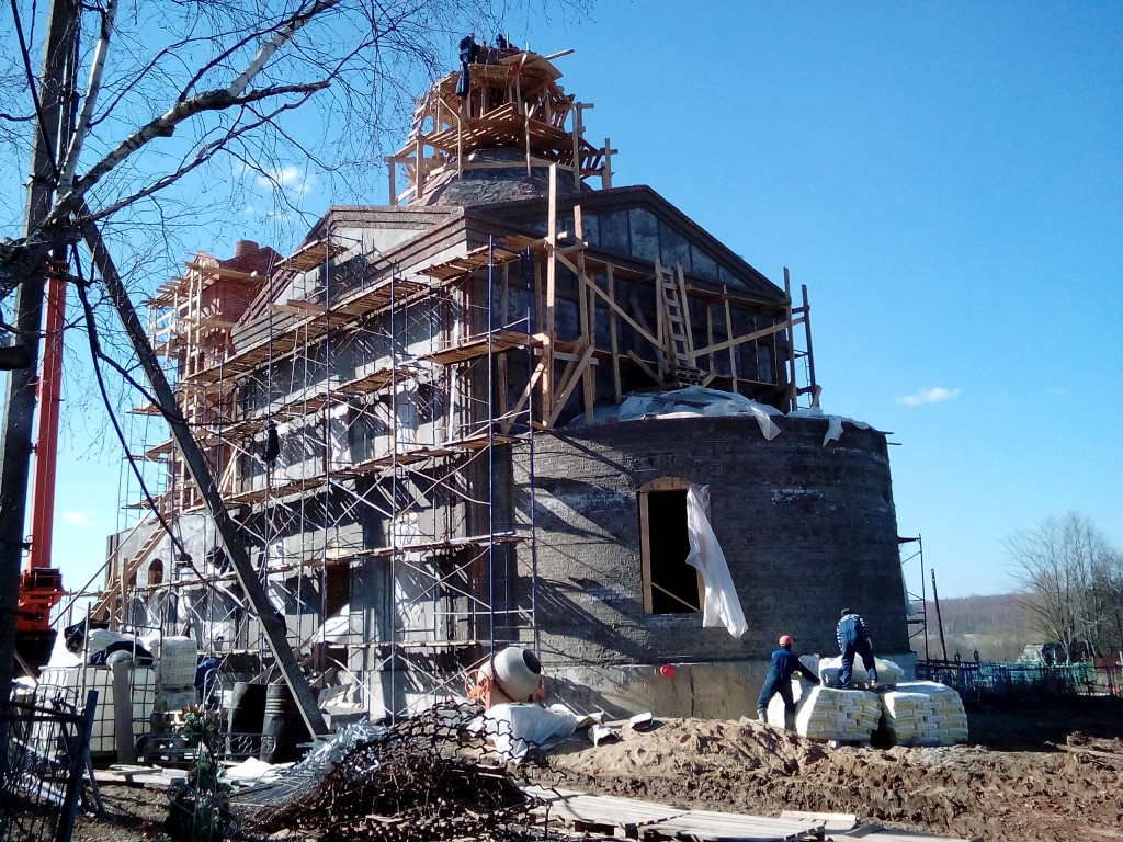 Церковь Покрова Пресвятой Богородицы, Болшево (Новодугинский район, Смоленская область). документальные фотографии, строят заново