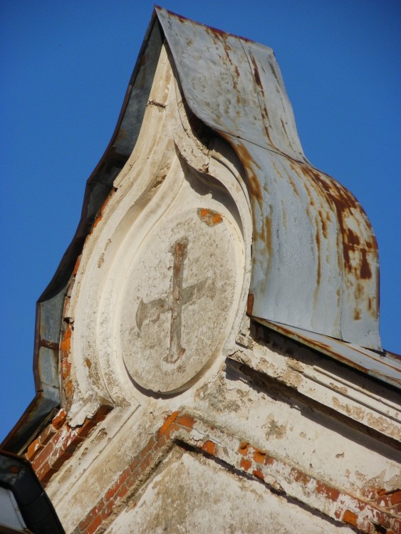 Язвищи. Церковь Троицы Живоначальной. архитектурные детали, Фигурный фронтон