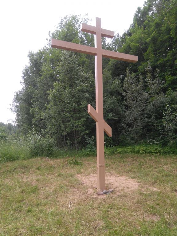 Церковь Троицы Живоначальной, Язвищи (Окуловский район, Новгородская область). дополнительная информация, В 2021 году нашему храму Святой Живоначальной Троицы в Язвищах исполнилось 130 лет. Чтобы отметить эту дату, мы с соратниками установили придорожный Поклонный крест возле автомобильной дороги Окуловка - Любытино в непосредственной близости от храма.
